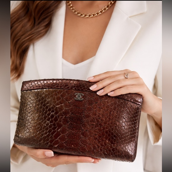 Chanel iridescent Metallic Snakeskin Cc Clutch - Picture 10 of 10